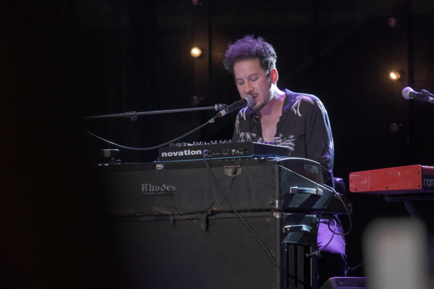 Personel Young Gun Silver Fox menggunakan kemeja hitam dengan aksen oranye